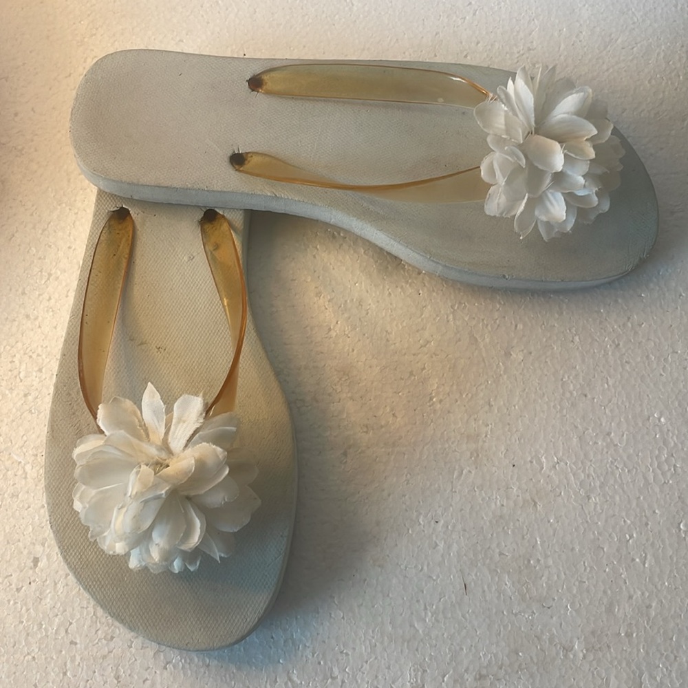 Y2K white flower flip flops bridal wedding destination sandals slip on beach 7.5